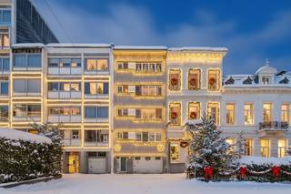 Dit prachtig gerenoveerde appartement is gelegen in een rustige straat in het bruisende Zuid, pal naast het vernieuwde KMSKA. Op wandelafstand vind je gezellige cafés, restaurants, park Nieuw Zuid en alle nodige voorzieningen. Dankzij de nabijheid van de oprit van de Ring is ook de rest van de stad en daarbuiten vlot bereikbaar.<br /><br />Het appartement beschikt over een bewoonbare oppervlakte die slim werd ingedeeld met oog voor comfort en functionaliteit. De privatieve, inpandige garage beschikt over een private ingang rechtstreeks naar het appartement. De zonnige stadstuin vormt samen met het terras een zeldzame troef op deze toplocatie.<br /><br />Bij het binnenkomen betreed je een lichtrijke leefruimte met maatwerkkasten die zorgen voor een strakke afwerking en optimaal ruimtegebruik. De open keuken is uitgerust met ingebouwde toestellen, waaronder een afwasmachine, nieuwe koelkast en aparte vriezer.<br /><br />De master bedroom beschikt over ingebouwde kasten en een en-suite badkamer met zowel een ligbad als een nieuwe inloopdouche. De tweede kamer kan perfect dienstdoen als bureau, dressing of logeerkamer. Zowel de tuin als het terras werden recent volledig heraangelegd, met aandacht voor esthetiek en onderhoudsgemak.<br /><br />Troeven op een rij:<br />• Prachtig gerenoveerd en instapklaar<br />• Inpandige privatieve garage bij aan te kopen aan €35.000<br />• Private ingang van de garage rechtstreeks naar het appartement<br />• Zuidgerichte stadstuin en terras, recent heraangelegd<br />• Keuken met ingebouwde toestellen<br />• Maatwerkkasten in leefruimte en slaapkamer<br />• Centrale ligging naast KMSKA en nabij park Nieuw Zuid<br />• Vlotte bereikbaarheid via oprit Ring<br /><br />Dit appartement combineert een toplocatie met modern comfort, hoogwaardige afwerking en een unieke buitenruimte — een zeldzame vondst in het hart van de stad.