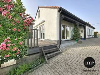 Lennik : Habiter dans un EMPLACEMENT DE PREMIER CHOIX, à DISTANCE DE MARCHE du CENTRE DU VILLAGE et entouré de VERDURE. Cette CHARMANTE maison combine CALME, ESPACE et ACCESSIBILITÉ, avec de magnifiques ITINÉRAIRES DE PROMENADE et DE VÉLO dans l’environnement DIRECT et des écoles facilement accessibles à vélo. <br />Le séjour LUMINEUX offre une VUE SPLENDIDE sur le JARDIN À COUPER LE SOUFFLE, un véritable havre de paix et d’intimité. <br />La maison dispose actuellement de 3 CHAMBRES et 1 salle de bain au rez-de-chaussée, avec possibilité d’EXTENSION vers une QUATRIÈME CHAMBRE ou un bureau. En outre, il y a une cuisine ÉQUIPÉE, un débarras PRATIQUE et un garage. <br />En d’autres termes, une maison pleine de CHARME et de POTENTIEL dans un EMPLACEMENT EXCEPTIONNEL. +++ EPC 'D' ou 330 +++