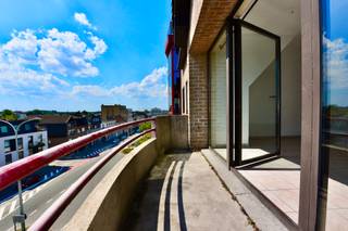Centraal gelegen appartement op een boogscheut van de gezellige markt van Eeklo, met mooi zicht gelegen op de vierde verdieping en voorzien van...