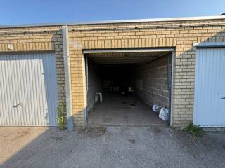 Spacieux garage fermé à vendre situé le long de la Markt à Gistel. Dimensions : 11,80 m de profondeur x 2,70 m de largeur. La largeur d'entrée est de 2,20 m. <br /><br /><br /><br />Registre des mesures: non