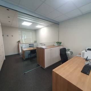 Dit commerciële pand van 65m² is door de huidige eigenaar vernieuwd en voorzien van maatkasten, steentapijt en veiligheidsglas tussen inkomhal en bureelruimte. Reeds meer dan 25 jaar doet het dienst als bank- en verzekeringskantoor, maar ook andere commerciële doeleinden zijn mogelijk.<br />Er is voldoende parkeergelegenheid aan de voorzijde, medewerkers kunnen de toegang via achterzijde (Vonderstraat) gebruiken en eventueel ook aan de achterdeur parkeren.<br />De eigenlijke vitrine is uit dubbel glas, de toegangsdeur en wand tussen inkom/wachtzaal bestaat uit kogelwerend glas. Eveneens is een scheidingswand uit glas voorzien tussen de 2 burelen. Achter is er de archiefruimte, keuken en toilet.<br />Ideaal voor een vrij beroep, boetiek of detailhandel. Uw zaak heeft door de goede ligging meteen de nodige zichtbaarheid!<br />Mogelijkheid tot<strong> huur - koop</strong> bespreekbaar. <br />Optie tot <strong>huren aan €650,00/maand</strong>.<br />Contacteer ons om de mogelijkheden te bespreken.<br /><br />INDELING:<br /><br />Gelijkvloers (+-65m²):<br />- Inkomhal<br />- Bureel 1<br />- Bureel 2<br />- Archief<br />- Keuken<br />- Toilet<br /><br />Bent u op zoek naar een commercieel pand met als troeven:<br /><br />- Hoge zichtbaarheid<br />- Parkeergelegenheid<br />- Centrale ligging in het centrum van Neerpelt<br /><br />vraag dan zeker een bezichtiging aan!<br />
