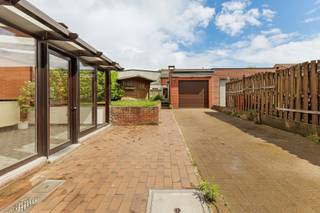 <p>Deze gezinswoning, gebouwd in 1969, biedt een uitstekende basis om een gezellige thuis te creëren. Alle troeven zijn er zoals een fantastische grote tuin, garage en veel woonoppervlakte. Met een ligging dicht bij invalswegen en rustige natuur, geniet je van alle voordelen op een toplocatie.<br /><strong><br /><u>Gelijkvloers</u><br /></strong>De woning verwelkomt je met een ruime inkomhal (7m²). Een leefruimte met veel lichtinval (31m²). Geïnstalleerde keuken (8m²) en aansluitend een ruime veranda (12m²) met zicht op de tuin. <br />Apart toilet op het gelijkvloers. <br /><br /><strong><u>Eerste verdieping<br /></u></strong>Op de eerste verdieping bevinden zich twee royale slaapkamers en een berging of strijkkamer die mogelijkheid geeft om een toegang te creëren naar de ruime 2<sup>e</sup> verdieping. (16-15-3.6m²).<br />De badkamer is voorzien met een nieuwe douche, wastafel en toilet. <br /><br /><strong><u>Tweede verdieping</u><br /></strong>Hier is voldoende ruimte om extra slaapkamers en een extra badkamer in te richten <br />(33m²).<br /><br /><strong><u>Extra</u><br /></strong>Op het gelijkvloers heeft men elektrische rolluiken. Nieuwe beglazing in de ramen op het gelijkvloers en verdieping. Centrale verwarming met stookolie. De tuin is royaal met voldoende bergruimte voor wie stockageruimte nodig heeft. De stallingen zijn samen maar liefst 33m² samen, zonder garage gerekend.</p>