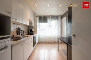 Dit instapklaar appartement met garage is gelegen in een rustige straat met dichtbij verschillende buurtwinkels en supermarkten. Verbinding met tram...