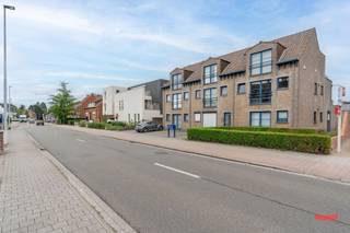 Quote van de dag: “betaalbaar wonen? Just niks.”<br /><br />Jep, dat horen we dus elke dag. En jawel, we geven je alleen maar gelijk. Betaalbaar wonen lijkt plots een luxe te zijn, in plaats van een basisrecht. <br /><br />Maar heel af en toe komt er eens een stulpje op de markt dat wél onder de 200.000 EUR zit en perfect is als instapper. <br /><br />Oké, het is allicht geen nieuwbouw van 85m² met 2 slaapkamers – dat snap je heus ook wel – maar ‘t is een prima starter. Ideaal om al eens te proeven van de woningmarkt, om dan achteraf weer zorgeloos te verkopen of te verhuren. Want voor dit soort stulpjes is nu eenmaal altijd een markt.<br /><br />Of je eerste stapjes in de investeringswereld aan ’t zetten? Perfect, want je krijgt er in dit geval meteen al een huurder bij. <br /><br />Indeling:<br />Omdat je wat compacter woont, heb je geen boodschap aan kleine, verloren hoekjes en kantjes. Dat zie je ook bij het binnenkomen: een kleine inkomhal als toegangspunt naar al je kamers: woonkamer met keuken, een apart toilet en de slaapkamer met aansluitend de badkamer. <br /><br />De woonkamer is een duidelijk verhaal: rechttoe rechtaan, met een open keuken. De keuken is niet nieuw, maar kan prima nog een rondje mee. Verder zorgt het grote raam aan de voorzijde voor veel licht.<br /><br />Aan de achterzijde van het appartement vinden we de slaapkamer. Het is er maar eentje, maar meteen wel lekker groot. Meer dan voldoende ruim voor een grote kastenwand, als kledingkast én extra bergruimte. Aansluitend zit de badkamer, en ook die is verrassend groot. Hier hetzelfde verhaal als de keuken: basic, maar netjes. Gooi je er meteen een nieuwe badkamer in? That’s up to you. Liever nog enkele jaren sparen? Ook prima, want de huidige badkamer kan nog tegen een stootje. Hier zitten ook de aansluitingen voor wassen en drogen.<br /><br />Tenslotte is er nog een apart toilet. <br /><br />En het voordeel van helemaal bovenaan wonen? Een heerlijk groot dakterras.<br /><br />Ook de auto heeft z’n eigen plekje, in de garage achter het gebouw. En jawel, die garage zit gewoon bij in de prijs. Duidelijk en transparant, zo hebben wij ’t graag.