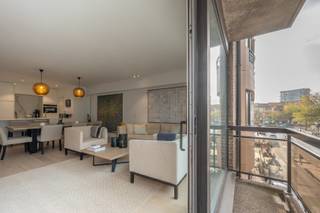 Magnifique et spacieux appartement au centre de Knokke avec 3 chambres<br />Appartement élégant et très spacieux situé au 2ᵉ étage, idéalement placé au début de la Lippenslaan avec toutes ses boutiques, à proximité de la gare et à distance de marche de la mer.<br />Disposition :<br />Grand séjour lumineux avec parquet et large façade donnant sur la terrasse. Cuisine moderne entièrement équipée, complétée par une buanderie/pratique réserve séparée. L’appartement comprend 3 vraies chambres et 2 salles de bains. Grande cave privative.<br /><br />Pour plus d'informations ou une visite sur place, veuillez contacter Tine Vandenberghe :<br />📞 0497 53 45 29 – ✉️ info@tine.immo