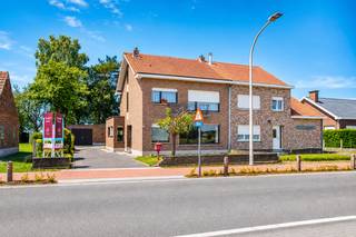 <p>Rust, ruimte en een uitzicht dat nooit verveelt. Dat is precies wat deze karaktervolle halfopen bebouwing in Rumst zo bijzonder maakt.</p>
<p>Gelegen op een prachtig perceel van 794 m² geniet deze statige woning van een uitzonderlijke ligging met blijvend vrij uitzicht over de omliggende weilanden, zowel aan de voor- als achterzijde. Hier begint de dag met een prachtige zonsopgang boven de velden en eindigt hij met de warme avondzon die langzaam achter het groene landschap verdwijnt. Een omgeving waar stilte, natuur en privacy nog vanzelfsprekend zijn.</p>
<p>Achter de authentieke gevel schuilt een verrassend ruime gezinswoning met vier slaapkamers, royale leefruimtes, een vaste trap naar de tweede verdieping, een kelder en een volledig vergund bijgebouw van maar liefst 79,05 m². Hoewel de woning een grondige renovatie vraagt, vormt ze de ideale basis om een hedendaagse droomwoning te creëren op een locatie waar dergelijke opportuniteiten nog zelden beschikbaar zijn.</p>
<p>Hier investeert u niet alleen in een woning, maar vooral in een unieke ligging die haar waarde door de jaren heen zal blijven behouden.</p>