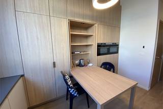 U vindt deze recente duplex in het hartje van de Venice Residence in de Cadixwijk op 't Eilandje.<br /><br />Deze bijna energieneutrale woning vormt als het ware een brug tussen de oude stad en de vernieuwde dokken.<br /><br />De keuken is functioneel ingericht met vele ingebouwde kasten en alle nodige toestellen. Buiten een handige bergruimte en apart toilet is er beneden natuurlijk ook nog de ruime living. De woonkamer grenst ook vlak aan de gedeelde binnentuin. Ideaal voor een frisse neus te halen.<br /><br />Met z'n 4 slaapkamers biedt het appartement voldoende ruimte en licht. Elke slaapkamer is ook uitgerust met een CO2-meter. Het volledige appartement beschikt ook over vloerverwarming die men in de zomer ook op een koelstand kan zetten. Handig dus!<br /><br />De badkamer bestaat uit een moderne inloopdouche en een dubbele wastafel. Ook boven is er nog een apart toilet.<br /><br />Aan een van de slaapkamers grenst ook nog een privé terras.<br /><br />De binnentuin is in volle aanleg en zal weldra een prachtige groene oase van rust worden.<br /><br />De ondergrondse autostaanplaats is mee te huren aan €125/mnd.<br />Ook voor uw fietsen is er een plekje voorzien.<br /><br />Kortom, een appartement om niet aan u voorbij te laten gaan!<br />