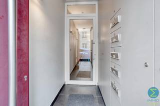 <p><strong><span>Gezellig dakappartement met ruim terras en carport in het centrum van Arendonk</span></strong></p>
<p><span>Op een uitstekende locatie in het centrum van Arendonk bevindt zich dit gezellige dakappartement op de derde verdieping van een verzorgd appartementsgebouw. Dankzij de aanwezigheid van een lift (tot op de tweede verdieping) is het appartement comfortabel en vlot bereikbaar.</span></p>
<p><span>Bij het betreden van het appartement komt u in de inkomhal, die toegang biedt tot alle ruimtes. De lichtrijke woonkamer sluit naadloos aan op de open ingerichte keuken. Vanuit de leefruimte heeft u rechtstreeks toegang tot het ruime, zonnige terras, waar u in alle rust kunt genieten van het buitenleven.</span></p>
<p><span>Het appartement beschikt over een ruime slaapkamer en een verzorgde badkamer, uitgerust met een dubbel lavabomeubel, een ligbad met douchecombinatie en een toilet.</span></p>
<p><span>Verder is er een praktische, aparte berging met aansluiting voor een wasmachine en de cv-installatie op aardgas.</span></p>
<p><span>Als extra troef beschikt het appartement over een carport achter het gebouw, zodat u steeds verzekerd bent van een eigen parkeerplaats.</span></p>
<p><strong><span>Troeven:</span></strong></p>
<ul>
<li><span>Centrale ligging in het hart van Arendonk</span></li>
<li><span>Gelegen op de derde verdieping</span></li>
<li><span>Lift aanwezig in het gebouw (tot verdieping 2)</span></li>
<li><span>Ruim en zonnig terras</span></li>
<li><span>Lichtrijke woonkamer met open ingerichte keuken</span></li>
<li><span>Ruime slaapkamer</span></li>
<li><span>Badkamer met dubbele wastafel, ligbad/douche en toilet</span></li>
<li><span>Praktische berging met wasmachine-aansluiting</span></li>
<li><span>Centrale verwarming op aardgas</span></li>
<li><span>Eigen carport achter het gebouw</span></li>
<li><span>(Momenteel is het appartement verhuurd met een contract van 1 jaar vanaf 01/07/2026)</span></li>
</ul>
<p><span>Bent u op zoek naar een appartement met een aangenaam terras en een centrale ligging? Dan is dit appartement zeker een bezoek waard!</span></p>