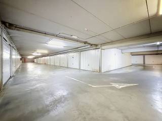<p><strong><span>Garagebox in het centrum!</span></strong><br /><br />In de Pontstraat, <span><strong>op wandelafstand van het bruisende hart van de stad en de Grote Markt</strong></span>, bevindt zich deze <strong>afgesloten ondergrondse garagebox</strong> op <strong>gelijkvloers</strong>. De garage is gelegen onder gekende winkelketens en geniet van een bijzonder <strong>vlotte bereikbaarheid</strong>.</p>
<p>Dankzij de <strong>centrale ligging</strong>, omringd door winkels, openbaar vervoer, scholen en horecazaken, is dit <strong>een uiterst praktische en gegeerde investering</strong>. De garagebox heeft <strong>een oppervlakte van ruim 15m²</strong> en is geschikt voor het stallen van een wagen, fietsen of kan perfect dienen als extra opslagruimte.</p>
<p>Troeven:</p>
<ul>
<li><strong>Centrale topligging</strong></li>
<li><strong>Vlot bereikbaar</strong></li>
<li><strong>Afgesloten en veilig</strong></li>
<li><strong>Multifunctioneel gebruik (wagen, fietsen, stockage)</strong></li>
</ul>
<p>Ideaal voor eigen gebruik of als investering in een stedelijke omgeving waar parkeerruimte schaars is.<br /><br />Voor meer info en/of een bezoek, contacteer uw vastgoedkantoor KURTIMMO via 0476/076993 OF info@kurtimmo.be!</p>