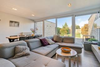 Mooie eigendom in het centrum van Bissegem....<br /><br />Deze woning werd volledig heropgebouwd in 2010! We komen binnen in de hal met apart gastentoilet. In de leefruimte komt enorm veel licht binnen door het grote schuifraam met zicht op de tuin. De volledig uitgeruste keuken beschikt over een eiland en is open met de leefruimte. Op het gelijkvloers vinden we verder nog de badkamer (met lavabomeubel, ligbad en douche), handige wasplaats en een inpandige garage met elektrische sectionale poort. <br />De 1e verdieping beschikt over 4 slaapkamers en via een vaste trap kunnen we naar de ingerichte zolderverdieping. De ideale ruimte voor een bureau, hobbykamer of 5e slaapkamer!<br />De tuin is zeer mooi aangelegd met een groot terras, tuinhuis en zonneterras. <br /><br />Overal PVC ramen met dubbele beglazing. <br />Er zijn 12 zonnepanelen (met groenestroomcertificaten), wat bijdraagt aan het goede EPC (label B - dus geen renovatieplicht). Er is tevens een conforme elektrische keuring. <br />Bovendien is er een asbestattest "asbestveilig". <br /><br />Een zeer aangename en instapklare woning, gelegen in het centrum van Bissegem met alles op wandelafstand en een zeer goede verbinding naar Kortrijk en verschillende autosnelwegen!