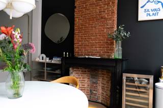 Instapklaar en karaktervol appartement van 70 m² met EPC B, gelegen in een levendige buurt nabij het Centraal Station, universiteit, winkels en horeca.<br /><br />Het appartement op de eerste verdieping werd in 2018 volledig gerenoveerd met behoud van authentieke elementen. De lichtrijke leefruimte met open keuken (ca. 35 m²) heeft hoge plafonds (3,6 m), grote ramen en een oostgericht balkon.<br /><br />Achteraan bevinden zich een badkamer met inloopdouche, apart toilet, berging en twee volwaardige slaapkamers (12 m² en 10 m²), beide met toegang tot een ruim westgericht terras over de volledige breedte van het pand. De kleinste kamer is momenteel omgebouwd tot een dressing en deze kasten kunnen behouden worden.<br /><br />Overal ligt een prachtige parketvloer, behalve in de badkamer, het toilet en de berging.<br /><br />Het appartement is voorzien van dubbele beglazing, een veiligheidsdeur en slimme deurbel met camera.<br /><br />Wenst u een bezoek in te plannen, stuurt u een mailtje naar Jeroen_vanes@outlook.com<br /><br />U ontvangt bij interesse een brochure met alle nodige informatie over het appartement en documenten.<br /><br />(GEEN IMMO AUB)