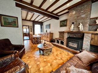 Charmante woning met legio mogelijkheden Deze authentieke woning in Waasmunster biedt een interessante investeringsmogelijkheid voor diegenen die op...