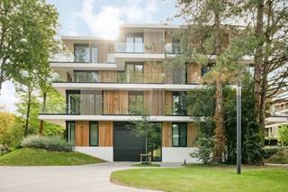 Roeselare-Rumbeke :  Wenst u stijlvol te wonen in het groen ?<br /><br />Dan is deze residentie iets voor u.  Dit<strong> </strong>populair nieuwproject vlak bij de markt van Rumbeke is gelegen in een oase van groen en rust.<br />Deze appartement geven u een uniek<strong> </strong>ruimte- en luxegevoel.<br /><br />Elk appartement kent een hoekligging en biedt dankzij grote glasgevels een panoramisch uitzicht op de prachtige privé parktuin.  Overvloedig lichtinval, hoge plafonds en ruime terrassen beiden een ongeëvenaard gevoel.<br />De afwerking is van hoge niveau, zodat jij je woonst enkel nog van een persoonlijke inrichting hoeft te voorzien.<br /><br /><u>Troeven </u>:<br />- Hoogstaand architectuur<br />- Rustig wonen en alles  dichtbij<br />- Oase van groen <br />- Pure luxe<br />- Heerlijk ruimtegevoel<br /><br />Exclusief registratie en btw. <br /><br />Klaar om deze appartementen eens te bezichtigen ?<br />Bel ons nu voor een afspraak op 051/62 40 40 en dan geven wij u een interessante rondleiding doorgeen dit project.