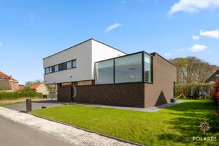 Bezoekdag op 2 mei, gelieve in te schrijven via de website of neem rechtstreeks contact via 0489/02.13.82<br /><br />Welkom in deze unieke, moderne nieuwbouwvilla (bouwjaar 2024) met meer dan 350m² bewoonbare oppervlakte (volgens EPC).<br /><br />Deze woning combineert vooruitstrevende energiezuinigheid (EPC-label A+) met een doordachte architectuur, hoogwaardige afwerking en een absolute topligging nabij golf en wellness.<br /><br />Al van bij het binnenkomen, ervaart u een interieur van topniveau, waar elk detail met zorg werd uitgewerkt. Maatwerk vormt de rode draad doorheen de woning, met stijlvolle ingebouwde kasten, duurzame en kwalitatieve materialen en een perfect evenwicht tussen esthetiek en functionaliteit.<br /><br />Dankzij de recente bouw en energie-efficiënte technieken geniet u niet alleen van maximaal wooncomfort, maar ook van een lage energiekost en toekomstgerichte investering.<br /><br />De villa beschikt over:<br /><br />4 volwaardige slaapkamers<br />2 elegante badkamers<br />Een ruime, multifunctionele leefkelder (ideaal als homecinema, fitness of ontspanningsruimte)<br />Ook buiten werd alles afgestemd op hedendaags wooncomfort: de onderhoudsvriendelijke tuin biedt een oase van rust, waar u zorgeloos kan genieten in alle privacy.<br /><br />Een extra troef is dat de woning volledig gemeubeld wordt verkocht. U hoeft enkel uw koffers te verhuizen en kan meteen intrekken in deze instapklare, luxueus afgewerkte droomwoning.<br /><br />Deze villa is een unieke opportuniteit voor wie op zoek is naar een energiezuinige, moderne en perfect afgewerkte woning op een toplocatie, waar comfort en klasse hand in hand gaan.