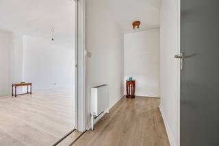 VERZORGD INSTAPKLAAR APPARTEMENT MET GARAGE<br />4 DE VERD ( LIFT TOT 3 DE )<br />hal, lichtrijke living, vernieuwde keuken ( nw kookvuur,ijskast,tegels ), grote bergkast in keuken, ruime badkamer, 2 slaapkamers met aanpalend terras en extra berging <br />open zichten <br />EPC 199 ELEK CONFORM <br />SLECHTS 80 EURO PER MAAND SYNDIC KOSTEN <br />per jaar 500 euro voor eventuele werken ( al 25 000 euro gespaard) <br /><strong>GARAGE IN PRIJS INBEGREPEN </strong>