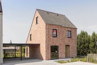 In de Jozef Verduynstraat in Ruddervoorde bouwt Danneels ruime energiezuinige gezinswoningen in stijlvolle architectuur. De woningen zijn ideaal gelegen; in een verkeersluwe straat in het centrum, dicht bij alle voorzieningen.<br /><br />Op het lot 4 bouwen we een fraaie open bebouwing in moderne stijl, goed voor 169 m² woonoppervlakte.<br /><br />Met o.m. een open ingedeelde woonkamer, ingerichte eilandkeuken en badkamer, ruime tuin met gezellig terras, 3 mooie slaapkamers, oprit, carport, … vind je hier alles wat een gezin verlangt.<br /><br />Deze bijna-energieneutrale woning (E-peil 21) is uitgerust met een geothermische warmtepomp, vloerverwarming, zonnepanelen en een ventilatiesysteem met warmterecuperatie.<br /><span>Danneels werkt deze woning sleutel-op-de-deur voor je af en jij kiest zelf jouw keuken- en badkamerinrichting en de vloer- en wandtegels bij onze partners. </span><br /><br /><span>De totaalprijs en de oplevertermijn liggen vooraf vast en jouw klantenbegeleider staat voor je klaar.</span><br />
