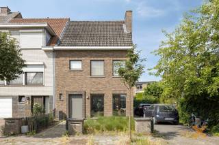 INSTAPKLARE RUIME WONING MET TUIN EN GARAGE, IN RUSTIGE RESIDENTIELE BUURT op fietsafstand van Gent centrum, alle winkels - scholen - openbaar vervoer in nabijheid. Woning bestaande uit: Inkomhal/traphal, gastentoilet, ruime lichtrijke woonkamer met mooie parketvloer, prachtige totaal uitgeruste keuken voorzien van alle toestellen, wasplaats/berging met achterdeur, nachthal, berging, 2 grote slaapkamers en 1 kleine, badkamer (ligbad, lavabo, toilet). Ruime opbergzolder (mogelijk tot omvormen naar grote slaapkamer). RENOVATIE 2018. Oprit voor 2 wagens, garage met elektrische poort, leuke zonnige tuin. Elektriciteit 100% conform, alu ramen dubbel glas, elektrische rolluiken gelijkvloers, volledig geïsoleerd dak, woning asbestveilig. Woning momenteel verhuurd. ABSOLUTE TOPWONING! BEZOEKDAG 28 JULI 2026, vraag uw persoonlijk bezoekmoment aan via mail (enkel of afspraak!).