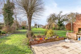 Immo Pické biedt u deze uiterst gunstig gelegen villa aan in Sint-Pieters-Leeuw, gelegen in een residentiële wijk in de nabijheid van...