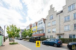 <p><span><br />Ruim en zonnig instapklaar appartement met mooi en rustig zonneterras EN RUIME GARAGEBOX en private kelder, gelegen in de Nieuwe Concessie, vlakbij centrum De Haan en het strand, maar toch in een rustige straat en klassevolle residentie. Tweede verdieping met lift. Schitterende epc! Indeling: ruime woonkamer met mooi zonneterras die uitgeeft op de binnenplaats (rust gegarandeerd!), open ingerichte keukenhoek met aangrenzende bergruimte, twee volwaardige slaapkamers met balkon, badkamer met ligbad en lavabo, douchekamer met douche en lavabo, aparte wc. Topper! </span></p>