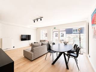 Mooi vernieuwd appartement met 1 slaapkamer en dit op een toplocatie te Heist-aan-Zee. <br />Het appartement bevindt zich tussen de Zeedijk, de mooi vernieuwde Graaf d'Ursellaan en het Heldenplein. Talloze horeca en lokale winkels op enkele passen van het appartement. <br />Kortom: dé perfecte plaats om te vertoeven aan zee. <br /><br />Het appartement werd recent vernieuwd met de leefruimte vol in het zuiden. <br />Volledig instapklaar met een conforme elektriciteitskeuring, een gunstig energielabel en een asbestveilig attest.<br /><br />Indeling:<br />Inkomhal met vestiaire en apart toilet, een brede leefruimte met veel licht en toegang tot een zonnig terras, een ingerichte open keuken, een zeer mooie badkamer met inloopdouche en een volwaardige slaapkamer aan de achterzijde. Private kelderberging op niveau -1 inbegrepen.<br /><br />Zonder twijfel een leuke pied-à-terre aan zee met het strand juist om de hoek.<br />Ook als vastgoedinvestering een interessante aankoop.<br /><br />Bezoeken of meer informatie?<br />Contacteer Willem Cauwels op tel. 050/89.27.70.