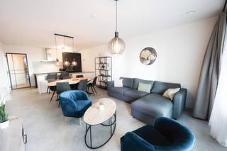 In de prestigieuze nieuwbouwresidentie <strong>Troon17</strong>, gelegen op een toplocatie in <strong>Oostende</strong>, bevindt zich dit stijlvol afgewerkte gelijkvloerse appartement. De residentie combineert hedendaagse architectuur met hoogwaardig <strong>wooncomfort</strong> en een uitstekende <strong>bereikbaarheid.</strong><br />Het appartement beschikt over een doordachte en functionele indeling en omvat:
<ul>
<li><span>Inkomhal met <strong>apart toilet</strong></span></li>
<li><span><strong>Lichtrijke woonkamer</strong> met eetplaats</span></li>
<li><span><strong>Zonnig terras</strong></span></li>
<li><span><strong>Open keuken</strong>, volledig uitgerust met alle nodige elektrische toestellen</span></li>
<li><span><strong>Twee ruime, volwaardige slaapkamers</strong></span></li>
<li><span><strong>Badkamer</strong> met inloopdouche en lavabomeubel</span></li>
<li><span><strong>Ruime berging</strong> </span></li>
</ul>
Daarnaast is er een <strong>privatieve kelder</strong> inbegrepen en is er een <strong>fietsenberging</strong> aanwezig in de residentie.<br /><br />Het appartement behaalt een <strong>uitstekend energielabel A</strong> en de <strong>elektrische installatie is conform</strong> de geldende normen, wat garant staat voor zorgeloos en energiezuinig wonen.<br />Ideaal voor wie op zoek is naar een <strong>instapklaar appartement nabij zee</strong>, zowel als vaste woonst, tweede verblijf of investering.<br /><strong>Aankoop mogelijk onder het btw-stelsel of onder het stelsel van de registratierechten.</strong><br /><br />Voor meer informatie of een bezoek:<br />📧 nicolas@jolieinvest.be<br />📞 0495/50.69.20<br />