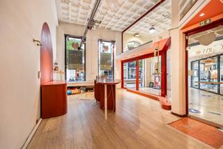 Locatie:
Deze handelsruimte bevindt zich op een absolute toplocatie in de Bruul, de drukste winkelstraat van Mechelen. De uitstekende zichtbaarheid en hoge passage maken dit een sterke locatie voor ondernemers. Het pand is gelegen aan de voorkant van galerij Bruulcenter, wat zorgt voor extra aantrekkingskracht.
Indeling:
De handelsruimte heeft een totale oppervlakte van 230 m². Het gelijkvloers beschikt over een plafondhoogte tot 5 meter en biedt ruimte voor een open en uitnodigende winkelinrichting. De eerste verdieping kan gebruikt worden als extra winkelruimte of bureau. De ruime kelderverdieping is geschikt voor stockage en logistiek.
Berging: ruime kelderverdieping aanwezig.
Troeven:
AAA ligging in de Bruul met hoge passage en uitstekende zichtbaarheid. Royale oppervlakte van 230 m². Gelegen in het Bruulcenter. Het pand is momenteel niet verhuurd en is vrij voor eigen gebruik, ideaal voor ondernemers die hun zaak onmiddellijk op deze toplocatie willen vestigen.
Technische gegevens:
Enkele en dubbele beglazing met houten raamprofielen. Elektrische verwarming. Sanitaire voorzieningen aanwezig. EPC niet residentiële eenheid: label X, onbepaald.
Extra:
Algemene kosten per maand: 80€/maand
Vrij voor eigen gebrui
Benieuwd naar de waarde van je woning? Vraag een gratis schatting aan via lex@bauwensvastgoed.be