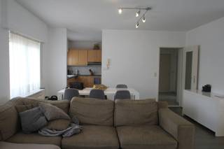 Rustig doch centraal gelegen duplex appartement op de 1ste verdieping met 3 slaapkamers en garageGELIJKVLOERS:- private inkomhal- garage (bereikbaar...