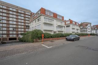 Emplacement très bien situé à Duinbergen. Cet emplacement (numéro 6) est facilement accessible et idéalement situé près de la plage d'Albert. Dimensions : 2m50 x 5m80. <br />Intéressé par cet emplacement de parking ? Contactez-nous dès aujourd'hui pour plus d'infos ou pour une visite.<br />Ref : G745