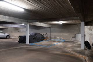 <strong>TE KOOP: In residentie "Hoge Locht": 1 ondergrondse autostaanplaats (P59).</strong> <br />De autostaanplaats (P59) is ideaal gelegen aan de Turnhoutse stadsrand, met alle voorzieningen in de onmiddellijke nabijheid en een vlotte toegang naar alle uitvalswegen. Voor fietsen is er een gemeenschappelijke fietsenberging voorzien.