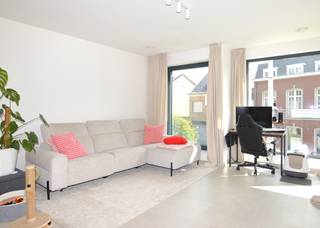Nieuwbouwappartement in Boortmeerbeek, ideaal gelegen nabij scholen, winkels en met uitstekende verbindingen naar Leuven, Mechelen en de E19 richting Antwerpen en Brussel. <br />Het appartement is beschikbaar vanaf 01/12/2026.<br /><br />Indeling:<br />Inkomhal<br />Woonruimte met volledig uitgeruste keuken, voorzien van een combi-oven, vaatwasser en koelkast.<br />2 Slaapkamers<br />Badkamer met een inloopdouche en dubbele lavabo, apart toilet<br />Berging met aansluiting voor wasmachine<br />Kelder, autostaanplaats en fietsenberging inbegrepen.<br />Terras<br /><br />Extra's:<br />Kosten algemene delen: 90 euro/maand.<br />De appartementen zijn voorzien van vloerverwarming/koeling via een warmtepomp, zonnepanelen en een ventilatiesysteem D.<br /><br />Voor meer informatie of om een bezoek te regelen, neem contact op via info@immovos.be