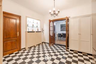 Eerste BEZOEKMOMENT 13/2. Maak zelf uw afspraak via onze site.<br /><br />Ben je op zoek naar een rustig gelegen, ruime en bovendien instapklare woning pal in het centrum van Oudenaarde? Hier stopt uw zoektocht.<br /><br />Door de centrale ligging is alles stapvoets te bereiken. Bovendien zorgt de rustige ligging ervoor dat je toch even kan ontsnappen aan de drukte van de stad. Deze woning is ideaal voor wie op zoek is naar ruimte, comfort én een goede bereikbaarheid.<br /><br />Indeling:<br />-Kelder: Praktische droge kelder met alle technieken.<br />-GLV: Via de ruime en uitnodigende inkomhal kom je rechts eerst een eerste slaapkamer of bureau tegen. Vervolgens volgt de lichtrijke leefruimte met prachtig parket én authentieke elementen. Deze straalt warmte en een uitnodigende sfeer uit. Aansluitend volgt de eetplaats met zicht op het terras en tuin.<br />De volledig uitgeruste en open keuken ligt in directe verbinding met de leefruimte en biedt zijdelings uitzicht op het terras, waardoor het geheel een open indruk geeft. Er is tevens nog een badkamer op deze verdieping.<br />-1steV: De nachthal geeft toegang tot een badkamer met sauna, 4 ruime slaapkamers en een berging/dressing.<br /><br />Wens je stedelijk te wonen maar toch te genieten van rust en comfort? Kom zeker eens kijken en maak snel jouw afspraak.