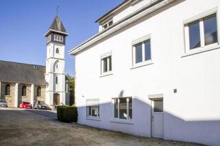 GEZELLIG GELIJKVLOERSAPPARTEMENT IN HET RUSTIGE MALMEDY. Het appartement bevindt zich op de begane grond van een complex van 8 appartementen. Bestaande uit: hal, slaapkamer, woonkamer met toegang tot een semi-ingerichte keuken (elektrische kookplaat, afzuigkap, gootsteen en koelkast), badkamer met inloopdouche en wastafel), toilet. Houten buitenschrijnwerk met dubbele beglazing, rolluiken in de slaapkamer, intercom, aparte meters voor water en elektriciteit, centrale verwarming op stookolie (collectieve ketel met caloriemeters op de radiatoren). De residentie onderging recentelijk belangrijke renovatiewerken (dakbedekking - afvalwaterzuivering). Dit appartement is ideaal als investering. Voor eigen bewoning betaal je sinds 1/1/2025 ook nog maar 3% registratierechten !: PEB = E (409 kWh/m².an - E Totaal 32665 - 20121213022963; nieuw PEB in aanvraag), eenheden 102/1.000.