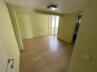 Ben je op zoek naar een ruime huurwoning met een tuintje en garage, vlak bij het centrum van Aarschot? Dan is deze woning misschien wel jouw nieuwe thuis!<br /><br />Bij het binnenkomen kom je in de inkomhal, die links toegang geeft tot een polyvalente ruimte die ingericht en gebruikt kan worden helemaal naar uw wensen. Aansluitend is er ook nog een moderne badkamer.<br /><br />Op de eerste verdieping ontdek je een bijzonder ruime en aangename woonkamer, waar je alle mogelijkheden hebt om een comfortabele leefruimte te creëren. Aansluitend bevindt zich de keuken, waarvan de keukentoestellen binnenkort volledig vernieuwd worden. Op deze verdieping vind je bovendien een apart toilet en een praktische bergruimte.<br /><br />Op de tweede verdieping bevinden zich twee bijzonder ruime slaapkamers, met voldoende plaats om ze naar eigen smaak in te richten. Daarnaast is er een kleinere kamer met een groot raam en zicht naar buiten, ideaal als bureau, dressing of hobbyruimte. Achteraan de gang bevindt zich de tweede badkamer, die binnenkort eveneens volledig vernieuwd wordt.<br /><br />Extra troef is de grote zolder, die heel wat mogelijkheden biedt als bijkomende bergruimte. Ideaal om seizoensspullen, koffers en andere zaken netjes op te bergen.<br /><br />Ook buiten heeft deze woning heel wat te bieden. Het tuintje vormt een fijne plek om op zonnige dagen van de buitenlucht te genieten. Bovendien beschikt de woning over een garage, handig voor het parkeren van je wagen of het opbergen van extra spullen.<br /><br />EPC label C<br /><br />Heeft u interesse kan u ons altijd bereiken via mail, telefoon of op kantoor.