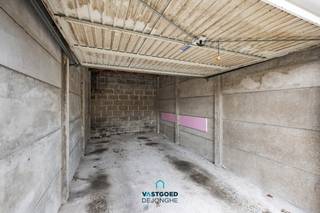 12 ruime garageboxen op wandelafstand van het centrum van Wondelgem

Vlot bereikbaar.

Afmetingen:

- Hoogte poort: 195 cm

- Breedte poort: 235 cm

- Breedte binnen: 275 cm

- Diepte: 515 cm

Zowel apart te koop als allemaal samen.

Allemaal verhuurd.

Meer informatie of een bezoek: sander@vastgoeddejonghe.be