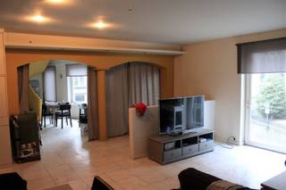 <p><span>De gelijkvloerse verdieping van maar liefst 220m² huist momenteel een danscafé.</span></p><p><span>Op de eerste verdieping bevindt zich een duplex appartement bestaande uit woonkamer met eetplaats, bureauruimte, apart toilet en keuken. Op de tweede verdieping bevinden zich 2 ruime slaapkamers en badkamer met douche, bad en toilet.</span></p><p><span>Verder zijn er op de eerste verdieping nog opslagruimtes (waarvan 1 met koelcel). En toiletten van het danscafé (mannen en vrouwen apart).</span></p><p><span>Verder is er nog een zolderruimte die momenteel dienstdoet als extra opslagplaats.</span></p><p><span>Onroerende voorheffing ten laste van de huurder. Maandelijkse huuropbrengst bedraagt €3100.</span></p><p><span>Voor meer informatie en/of een bezoek, contacteert u Didier van Immo Zone op het nummer 0476/ 73. 17. 99.</span></p><p><span> </span></p>