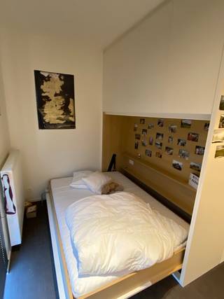 Welkom in deze verzorgde en comfortabele studentenkamer.<br /><br />De kamer is louter voor individueel gebruik en is bemeubeld met een bed, bureau, stoel, boekenrek, kleerkast en lamellen. Daarnaast beschikt de kamer over eigen sanitair met douche en toilet, evenals koud en warm water en een internetaansluiting via netwerkkabel.<br /><br />In het gehuurde goed zijn de volgende (nuts)voorzieningen/diensten aanwezig, dewelke gedeeld moeten worden met de andere bewoners: ingerichte keuken, gezellige living, fietsenbergplaats, tv-aansluiting, centrale verwarming en schoonmaak van de gemeenschappelijke delen.<br />Huurprijs 675 € + 75 € provisie nutsvoorzieningen<br /><br />Enkel voor studenten.<br />Contacteer ons gerust voor meer informatie of een bezoek ter plaatse.