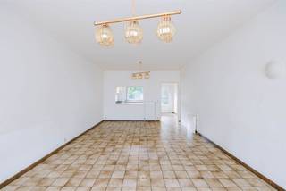 <p><span>DESTELBERGEN - Instapklare gezinswoning nabij het centrum van Destelbergen</span></p><p><span> </span></p><p><span>Gelegen aan de Galgenberglaan 17 te Destelbergen vinden we deze instapklare gezinswoning.</span></p><p><span> </span></p><p><span>De belangrijkste troeven in een notendop:</span></p><ul><li><span>Centraal gelegen op wandelafstand van winkels, scholen, openbaar vervoer...</span></li><li><span>Vlotte verbinding met de R4 en de E17</span></li><li><span>Ruime oprit en stadstuin </span></li><li><span>3 slaapkamers</span></li><li><span>2 badkamers </span></li></ul><p><span> </span></p><p><span>De indeling gaat als volgt:</span></p><p><span>Gelijkvloers: </span></p><p><span>Via de inkomhal komt u in de eet-en leefruimte, die doorloopt naar de uitgeruste keuken. Aanpalend is er een praktische berging. </span></p><p><span>Daarnaast vindt u op het gelijkvloers ook een badkamer met douche, lavabomeubel en toilet.</span></p><p><span>Tot slot is er nog een gezellige stadstuin, die bereikbaar is via de keuken. </span></p><p><span> </span></p><p><span>Verdieping: </span></p><p><span>Op de eerste verdieping bevinden zich 3 slaapkamers en een tweede badkamer, uitgerust met bad, lavabomeubel en toilet. </span></p><p><span> </span></p><p><span>Zolder:</span></p><p><span>Ruime zolder met potentieel (44 m²).</span></p><p><span> </span></p><p><span>Belangrijk: </span></p><p><span>Richtprijs: 445.000 EUR</span></p><p><span>EPC: B </span></p>