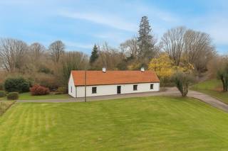 Ben je op zoek naar een hoeve op een prachtige ligging die je nog volledig naar eigen smaak kan renoveren? Dit is jouw kans.Deze woning bevindt zich...