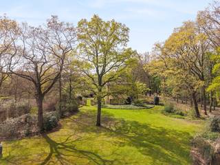 INDIEN U EEN BEZOEK WENST IN TE PLANNEN GELIEVE EEN AANVRAAG TE MAILEN NAAR TINNE.VAN.MECHELEN@HILLEWAERE.BE<br /><br />BEKIJK ALLE FOTO'S OP WWW.HILLEWAERE.BE<br /><br />Een charmante villa gelegen op maar liefst 2,9 hectare, verborgen in alle rust, midden in het groen in Oud-Turnhout. Deze landelijke villa uit 1981 biedt een indrukwekkende bewoonbare oppervlakte van ca. 500 m², met vier slaapkamers en twee badkamers. Dit alles op een prachtig domein waar privacy en natuur centraal staan.<br /><br />Indeling:<br />Bij het binnenkomen word je verwelkomd in een statige inkomhal met vestiaire en gastentoilet. Van hieruit ga je naar het hart van de woning: een gezellige woonkamer met open haard en een aparte zithoek waar knusse avonden vanzelfsprekend worden. Een trap leidt vanuit de zithoek naar een ondergrondse wijnkelder.<br /><br />Aansluitend bevindt zich een sfeervolle bibliotheek- of bureauruimte met een grote charmante raampartij. Via een dubbele deur betreed je de eetkamer, afgewerkt met een parketvloer en zicht op de tuin, ideaal voor lange diners in goed gezelschap.<br /><br />De ruime leefkeuken heeft een authentieke sfeer en is heel functioneel, uitgerust met alle nodige toestellen en een mooi marmeren werkblad. De aangrenzende ontbijthoek maakt dit tot een heerlijke plek om de dag te starten. Vanuit de keuken bereik je de praktische wasplaats, die op haar beurt toegang geeft tot een douche, een apart toilet en de inpandige garage met automatische poort.<br /><br />Eerste verdieping:<br />Op de eerste verdieping vinden we de mastersuite met een eigen salon met open haard en een aansluitende badkamer. Daarnaast zijn er nog drie volwaardige slaapkamers en een tweede badkamer. De polyvalente ruimte biedt een open zicht op de bibliotheek beneden en versterkt het gevoel van ruimte en licht in de woning.<br /><br />Tuin:<br />De tuin is een prachtig verlengstuk van de woning. Idyllisch, waar u volledig tot rust komt. Na een lange werkdag biedt het groen alle ruimte om te ontspannen, met de handen in de aarde of genietend van de stilte op het terras onder de prachtige druivelaar of in het overdekte houten bijgebouw. Via een charmant poortje kom je tot een indrukwekkend stuk parktuin. Schitterende vijver, mooie appelboomgaard en bos.<br /><br />Kortom, een uitzonderlijke plek!<br /><br />Bijzonderheden:<br />- Onmiddellijk beschikbaar<br />- Verwarming op stookolie<br />- Vloerverwarming<br />- Prachtige parktuin<br />- Unieke locatie