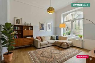 Te koop: Prachtig herenhuis met charme en karakter in Schaarbeek.Met een bewoonbare oppervlakte van 198m² is deze woning de perfecte basis voor een groot gezin of voor wie droomt van de combinatie wonen en werken. De woning valt op door haar lichtrijke ruimtes en hoge plafonds, die een gevoel van ruimte en openheid creëren. De locatie is ook een absolute troef, want het Hamoirpark bevindt zich op wandelafstand, ideaal voor een rustgevende wandeling in het groen.De indeling van de woning gaat als volgt: de volledig uitgeruste kelder biedt niet alleen praktische opbergruimte, maar kan ook dienen als hobbyruimte. Op de begane grond vindt u een praktijkruimte/livingruimte, ideaal voor een vrij beroep of om gasten te ontvangen, naast een volledig uitgeruste keuken. Op de verdiepingen erboven bevinden zich vier ruime slaapkamers met de mogelijkheid tot het maken van een badkamer in 1 van de slaapkamers. Bovendien heeft u nog een ruime zolder van 35m².De kamer op de 3e verdieping kan ook verbouwd worden tot badkamer; de leidingen zijn al aanwezig. Zie de gegenereerde foto's voor mogelijke resultaten.Met het treinstation van Schaarbeek, de tramhalte Helmet en diverse buslijnen op wandelafstand, bent u vlot verbonden met de rest van de stad en daarbuiten. Bovendien bevinden supermarkten zich om de hoek, wat het dagelijkse leven extra makkelijk maakt.Deze AI-visualisaties zijn bedoeld als inspiratie. De eigendom wordt aangeboden via de Power-sale formule. Van 17/06/2026 om 17:00 tot 20/06/2026 om 14:00 kan u de woning op afspraak komen bezichtigen en een bod uitbrengen. De vermelde prijs is een instelprijs. Voor meer info, gelieve contact op te nemen met de dossierverantwoordelijke.