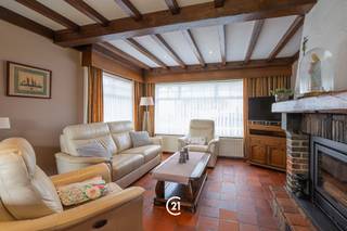 <p><span>RUIME GEZINSWONING MET 5 SLAAPKAMERS</span></p><p><span>Deze </span><span>zeer ruime, op te frissen gezinswoning</span><span> is rustig gelegen in een aangename en kindvriendelijke woonwijk.<br />Met maar liefst </span><span>5 slaapkamers</span><span> is er aan ruimte alvast geen gebrek!<br />Ook buiten is het heerlijk vertoeven dankzij de </span><span>zuidgerichte tuin en het zonnige terras</span><span>.<br />Een </span><span>privé-oprit en garage</span><span> maken het plaatje compleet.<br />Een ideale woning voor wie ruimte, rust én potentieel zoekt voor het hele gezin.<br />Kom het grote potentieel van deze woning zelf ontdekken tijdens het </span><span>KIJKMOMENT op woensdag 16 september !</span></p>