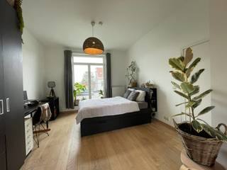 Hotspot Alert: Jouw lichtrijke oase aan het Astridpark 🌿✨<br /><br />Ben jij op zoek naar de ultieme balans tussen city vibes en pure rust? Stop met zoeken. Gelegen aan de statige Graaf De Smet De Naeyerlaan, met het prachtige Koningin Astridpark letterlijk als je voortuin, vind je deze waanzinnige studio.<br />Waarom je hier wil wonen:<br />Let there be light: Dankzij de grote ramen baden je leefruimte en slaaphoek in natuurlijk licht. Hier word je wakker met een instagramwaardig uitzicht op het groen.<br />Chef &amp; Chill: De open keuken is van alles voorzien (ja, ook een oven voor je late-night pizza’s) en vloeit naadloos over in de leefruimte.<br />Me-time: Na een lange dag duik je heerlijk in je eigen ligbad. Relax-modus: aan.<br />Locatie is alles: Op slechts 4 minuten trappen sta je in ‘K in Kortrijk’ of op een gezellig terrasje.<br />Dit is niet zomaar een studio, dit is jouw nieuwe happy place. Klaar om verliefd te worden?<br />👉 Stuur nu een berichtje en kom de sfeer proeven !<br />T : 056/705262<br />E : info@expertimmo.be<br />Contacteer ons, klik hier : CONTACT<br /><br />Vrij vanaf : 01 mei 2026, tenzij de huidige huurder nog niet is vertrokken, dan wordt dit telkenmale met 1 maand verlengd.<br />EPC: 221 - C-label<br />HP: 700,00 + 100 euro gemeenschappelijke kosten (voorschot op warm en koud water en verwarming inbegrepen)<br />Geen katten en honden.<br />Bezettingsgraad : Max 2 personen.<br /> 