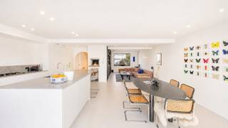 Op een rustige locatie in het oude Knokke bevindt zich deze compleet gerenoveerde woning, voorzien van 3 ruime slaapkamers, 2 badkamers, een zuidgerichte tuin én een aanpalende garagebox. Deze parel onderging een totaalrenovatie in 2021 met kwalitatieve materialen en een verfijnde afwerking. Daarbovenop heel wat maatwerk en inbouwkasten.<br /><br />Ook op energetisch vlak scoort de woning uitstekend. Een energiezuinig E-peil van 38 met o.a. vloerverwarming, ALU ramen, zonnepanelen, ventilatiesysteem D, ….<br />Quasi nieuwbouw maar zonder btw (aankoop onder registratierechten).<br /><br />Indeling: <br />Ruime inkomhal met vestiaire en gastentoilet, via een sierlijke boog komt u terecht in een prachtige leefkeuken voorzien van alle apparatuur. Tegenover de keuken een ruime eetplaats met een leuke connectie naar de tuin. Verder nog een knusse tv-ruimte met ingebouwde gashaard en mooie kastenwand.<br /><br />Als absolute meerwaarde een prachtige stadstuin met een mooi aangelegd terras vol in de zon waar u in alle discretie en rust kunt vertoeven. Verder op het gelijkvloers nog een aparte bureauruimte en een inpandige garagebox met aansluitende douchekamer. <br />De garage is bereikbaar via een achterliggende wegel, met extra parkeergelegenheid voor de poort.<br /><br />Op de eerste verdieping 3 grote slaapkamers, 2 badkamers, een ingebouwde vestiairewand en een bijkomend toilet. Vaste trap naar de bovenste verdieping waar u terecht komt op de zolderkamer die naar eigen wens kan gebruikt worden. <br /><br />Een opportuniteit voor wie op zoek is naar een instapklare, hoogwaardig afgewerkte en energiezuinige woning op een toplocatie in Knokke.<br /><br />Meer informatie of een vrijblijvend bezoek?<br />Contacteer Sacha Vanrafelghem op GSM 0487/43.79.10.