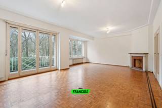Met uitzicht op het Jubelpark, op de tweede verdieping met lift van dit luxe gebouw, profiteert dit prachtige doorzon appartement van ongeveer 126...