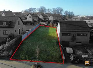 <p><span>Gunstig gelegen bouwgrond voor halfopen bebouwing nabij centrum Borgloon</span></p><p><span> </span></p><p><span>Deze bouwgrond treffen we aan nabij het centrum van Borgloon. Hierdoor geniet U van de<br />goede bereikbaarheid van de nodige voorzieningen en de uitstekende verbindingen.<br /><br />Het perceel is geschikt voor de constructie van een halfopen bebouwing tegen de buur aan<br />de rechterzijde. U beschikt over een breedte van ca. 12 meter, waardoor U over een maximale <br />gevelbreedte van 9 meter beschikt. Het perceel heeft een oppervlakte van 5a39ca.</span></p><p><span> </span></p><p><span>Wenst U meer informatie over deze woning of een bezichtiging?<br />Contacteer ons via 012 26 22 05 of info@hetimmohuis.be</span></p>