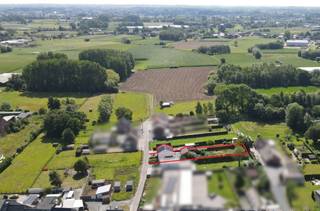 Deze ruime gezinswoning, gelegen op een perceel van 9a 81ca, bevindt zich in een bijzonder groene en rustige omgeving in Lebbeke, op amper 1 km...