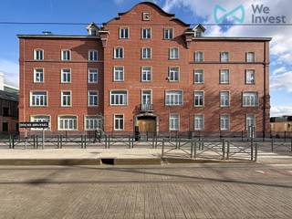 <p><em><strong>TE KOOP</strong></em> – In het hart van het prestigieuze project "Utopia By Godin", ontstaan uit de volledige renovatie van een iconisch gebouw in Brussel, ontdekt u dit prachtige gerenoveerde appartement met 4 slaapkamers (gerenoveerd in 2020).</p>
<p>Met een royale oppervlakte van ongeveer 150 m² is het pand als volgt ingedeeld: een ruime inkomhal die leidt naar een grote en lichtrijke leefruimte, bestaande uit een ruime woonkamer, een eetkamer en een volledig uitgeruste open keuken van ca. 55 m². Het appartement beschikt over 4 comfortabele slaapkamers (14, 14, 14 en 11 m²), evenals 3 moderne doucheruimtes, een wasruimte en een apart toilet.</p>
<p>Comfort: Privatieve kelder; EPC D (178 kWh/m².jaar); dubbele ventilatie (VMC); houten ramen met dubbele beglazing; collectieve gasverwarming.</p>
<p>Prijs: vanaf € 495.000</p>
<p>Contacteer ons nu op 02 355 42 20 | 0494 28 38 88 (Taylor) en via e-mail op tubize@weinvest.be</p>