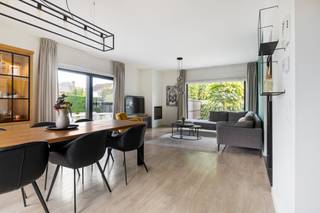 <div><div> <p>Instapklare open bebouwing met zwembad.</p><p>Deze volledig gerenoveerde open bebouwing is gelegen op een perceel van 606 m² en beschikt onder meer over vier slaapkamers, een inpandige garage en een aangelegde tuin met zwembad. Via de inkomhal komen we in de lichtrijke leefruimte met inbouwhaard en grote raampartijen aan drie zijden. De leefruimte geeft rechtstreeks toegang tot het terras en de tuin. Aansluitend bevindt zich de volledig uitgeruste keuken. Verder zijn er op het gelijkvloers een slaapkamer met parketvloer en inbouwkast, een toilet en een ruime badkamer met inloopdouche, een dubbel wastafelmeubel met laden en een ruime inmaakkast. De overloop op de eerste verdieping leent zich ook als thuiskantoor of zithoek en geeft toegang tot de drie slaapkamers en een extra toilet. De grootste slaapkamer van ca. 50 m² is zeer licht dankzij het plafond dat doorloopt tot in de nok, en beschikt over een volledige kastenwand als extra bergruimte. De oost gerichte tuin is volledig omheind en omvat een terras dat volledig rond het zwembad is aangelegd. Daarnaast zijn er een oprit en een inpandige garage met automatische poort met ruimte voor de technieken, de wasmachine en de droogkast. De elektriciteit is conform en de woning beschikt verder over centrale verwarming op gas op het gelijkvloers (ketel van 2023), een airco met warmtepompfunctie voor de verwarming/koeling van de verdieping, zonnepanelen, aluminium ramen met driedubbele beglazing en een alarmsysteem. Kortom, een zeer ruime, energiezuinige en instapklare gezinswoning in Wijnegem.</p></div> </div>