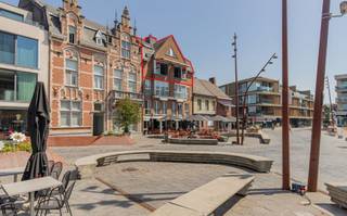 <p><span>BIJZONDER RUIM, LUMINEUS, GOED ONDERHOUDEN EN UNIEK DUPLEX-APPARTEMENT 179M² MET 3 SLAAPKAMERS EN KELDER<br />3de en 4de verdieping (met lift) - ligging in centrum met zicht op Dorpshart nabij station met vlotte bereikbaarheid via N16, A12 en N17<br /><br /></span><span>3de verdieping:</span><span> Inkomhal / wc met handwas / grote living met eetplaats en ingerichte open keuken (totale opp.: 61m²) met aangenaam terrasgevoel (met zonnetenten) en zicht op Dorpshart / berging met wasplaats.</span></p><p><span>4de verdieping:</span><span> Nachthal (4 x 1,4m) / 3 ruime slaapkamers (35m²; 32m²; 4,9 x 3m) / badkamer (11m²) (in 2015 vernieuwd) met wastafel, ligbad, douche en wc.</span></p><p><span>Individuele kelderberging (5m²).</span></p><p><span> </span></p><p><span>Appartement is voorzien van centrale verwarming (gas) en 2 warmtepompen lucht-lucht (airco) (in living en slaapkamer).</span></p><p><span> </span></p><p><span>Elektriciteit conform AREI.</span></p><p><span><br />Mogelijkheid tot aankoop garage (op parking achter gebouw).</span></p><p><span> </span></p>