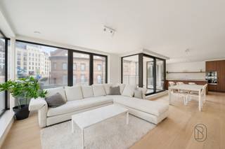 Op de hoek van de Kortrijkstraat en de Harelbeekstraat, vind je residentie Sint-Amandus: een prachtig nieuwbouwproject met 23 appartementen en 2 handelsruimtes. - Reeds 50% verkocht! - Dankzij de centrale ligging vlak bij de markt geniet je hier van alle voorzieningen binnen handbereik – van bakker en slager tot gezellige eetgelegenheden en winkels.<br /><br />De appartementen zijn ruim, licht en afgewerkt met duurzame kwaliteitsmaterialen. Grote raampartijen zorgen voor overvloedig daglicht en geven uit op een prachtige, groene binnentuin. De zonnige terrassen (tot wel 36 m²) bieden een heerlijke plek om te ontspannen met zicht op deze oase van rust.<br /><br /><br />Enkele sterke troeven:<br />- afwerking volledig naar eigen smaak en voorkeur<br />- energiezuinig en duurzaam<br />- mogelijkheid tot aankoop van een ondergrondse autostaanplaats met laadpunt<br />- winkels en faciliteiten op wandelafstand<br />- prachtige binnentuin als groene long<br /><br />✨ Bovendien kan je bij aankoop van dit appartement genieten van het verlaagde btw-tarief van 6% – een unieke kans om betaalbaar te investeren in kwalitatief wonen!<br /><br />Reserveer nu één van de laatste plaatsen:<br />📞 Guido – 0475 70 36 19